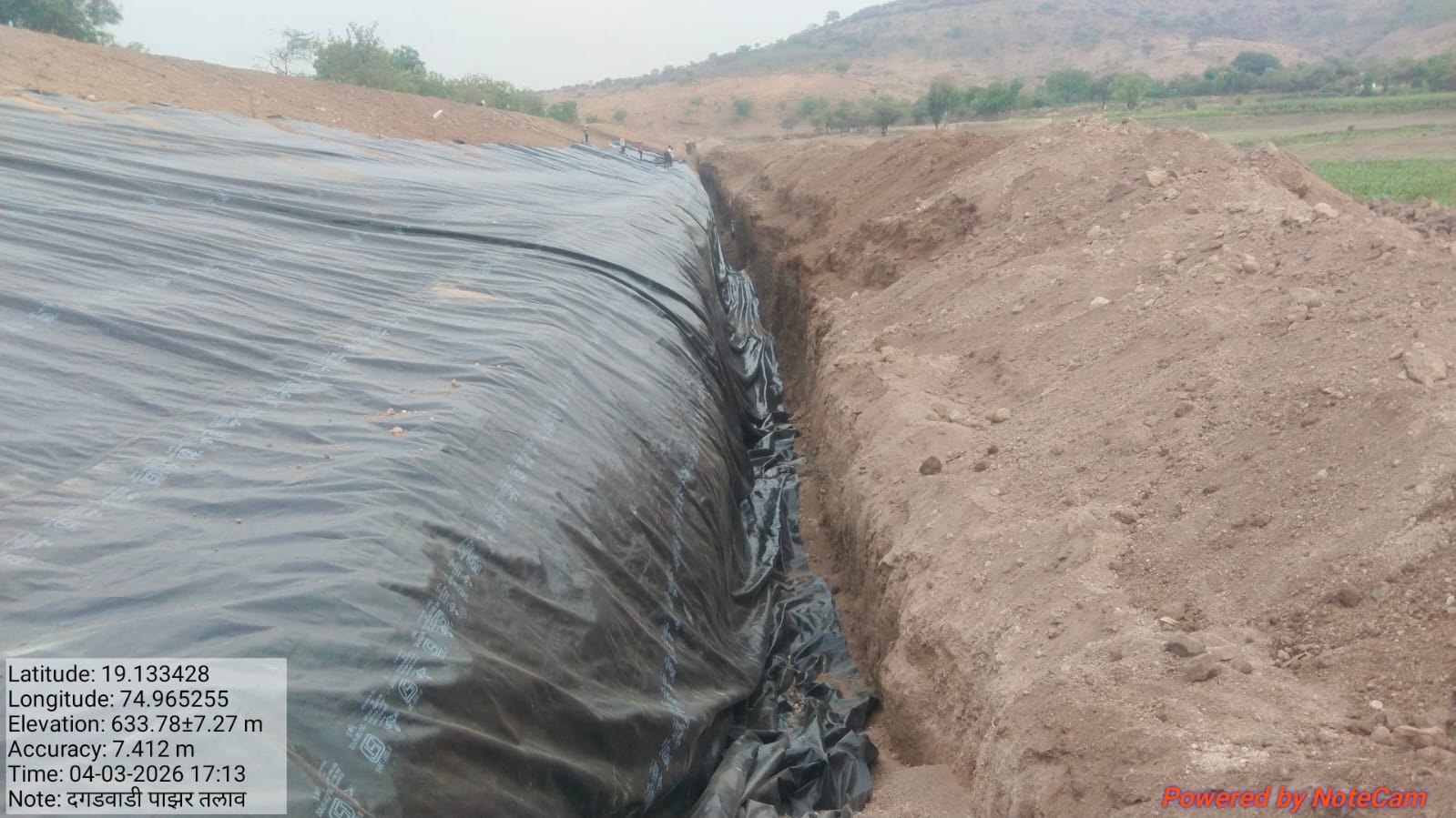 तलावावर प्लास्टिक कपड टाकण्याचे काम